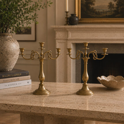 Vintage çift pirinç şamdan, üç kollu dekoratif brass candle holder Mockup